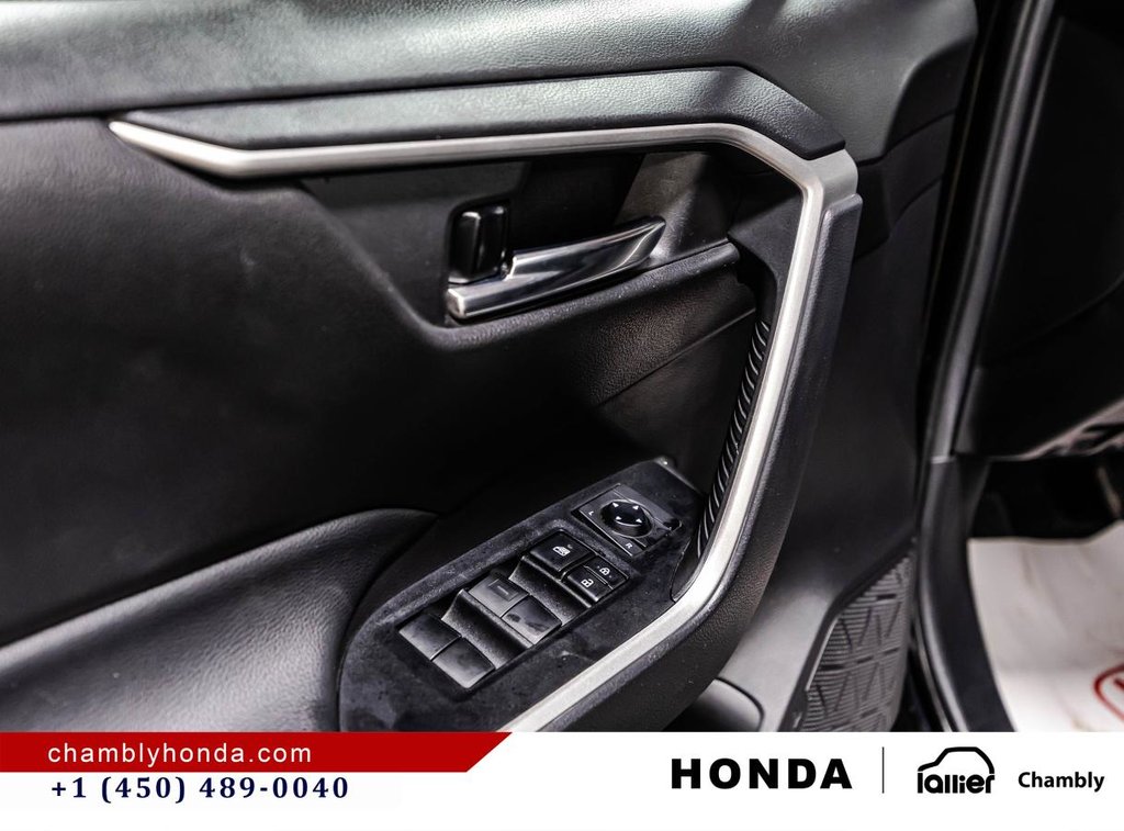 Toyota RAV4 XLE AWD I SUNROOF I MAGS I HEATED SEATS AND STEERING WHEEL I CARPLAY I ACTIVE SECURITY 2021 à Montréal, Québec - 11 - w1024h768px