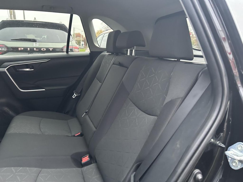 2021 Toyota RAV4 XLE AWD I SUNROOF I MAGS I HEATED SEATS AND STEERING WHEEL I CARPLAY I ACTIVE SECURITY in Montréal, Quebec - 4 - w1024h768px