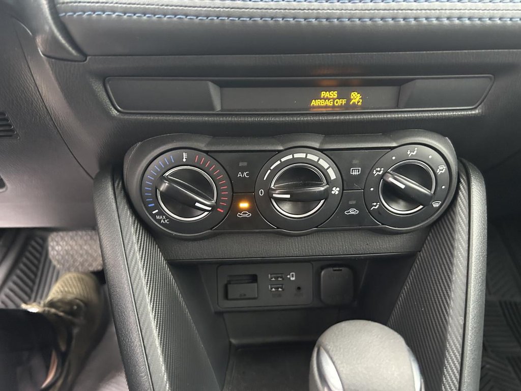 2020 Toyota Yaris hatchback Auto 20,000 km CARPLAY I BLUETROOTH I CAMERA in Montréal, Quebec - 9 - w1024h768px