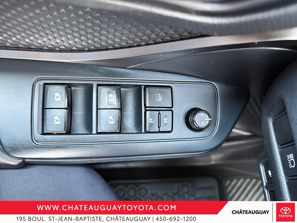 2019 Toyota C-HR LE in Châteauguay, Quebec - 10 - w1024h768px