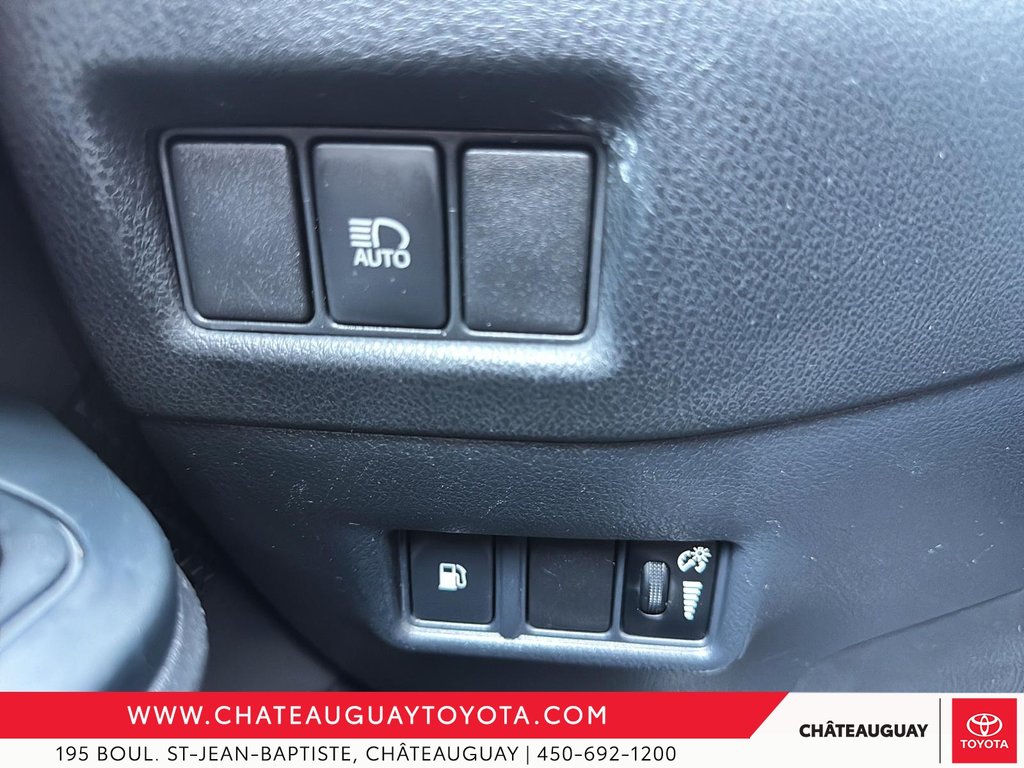 2019 Toyota C-HR LE in Châteauguay, Quebec - 11 - w1024h768px