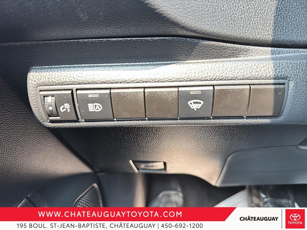 2020 Toyota Corolla LE in Châteauguay, Quebec - 12 - w1024h768px