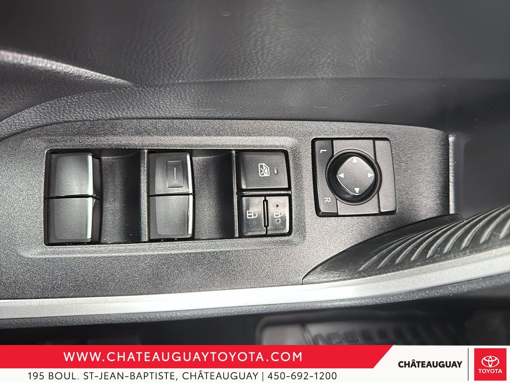 2019 Toyota RAV4 Hybrid XSE in Châteauguay, Quebec - 12 - w1024h768px