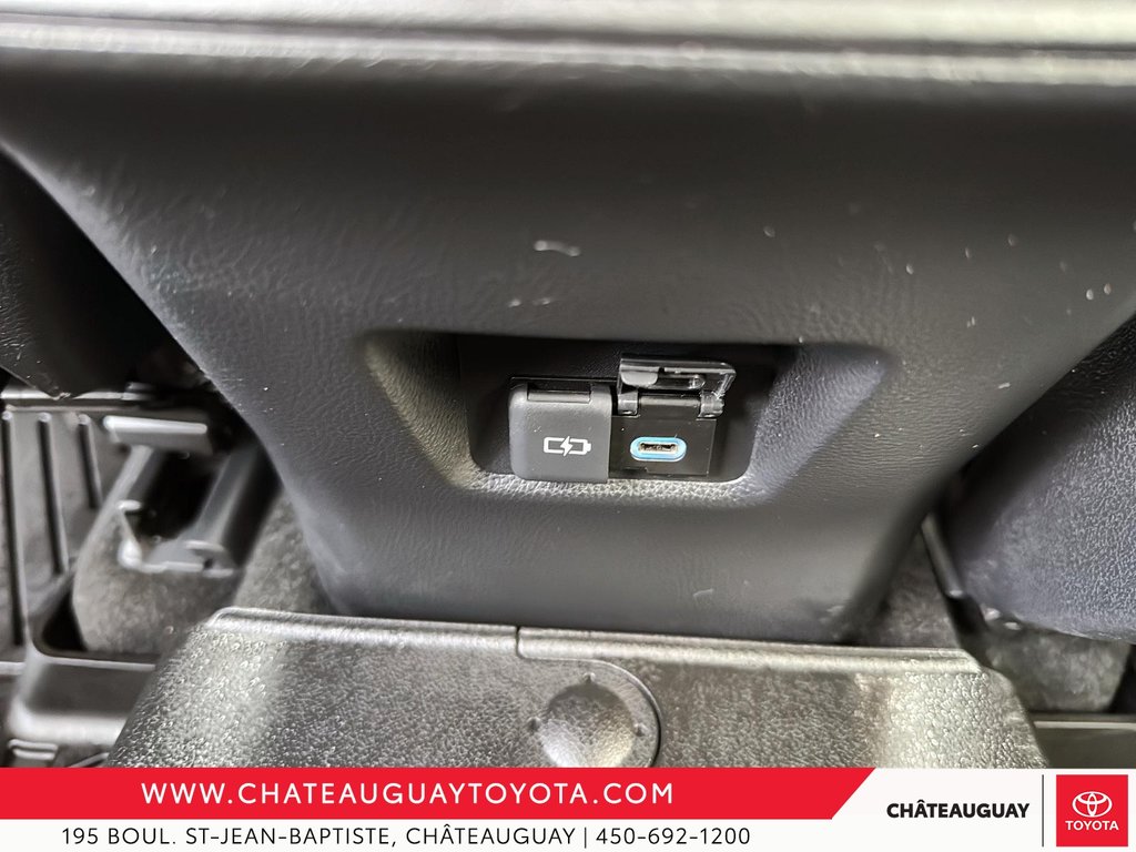 Toyota RAV4 Hybrid LE 2022 à Châteauguay, Québec - 11 - w1024h768px