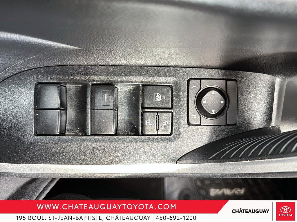 Toyota RAV4 Hybrid LE 2022 à Châteauguay, Québec - 13 - w1024h768px