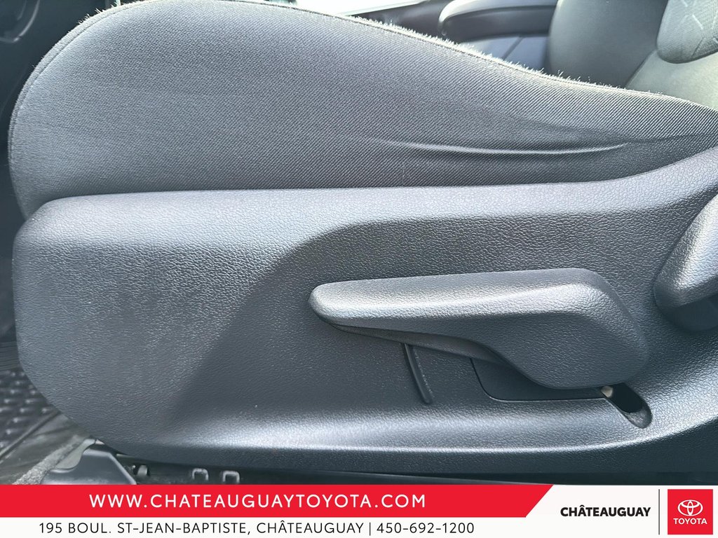 Toyota RAV4 Hybrid LE 2022 à Châteauguay, Québec - 12 - w1024h768px