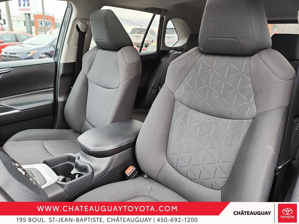 2020  RAV4 XLE in Châteauguay, Quebec - 7 - w1024h768px