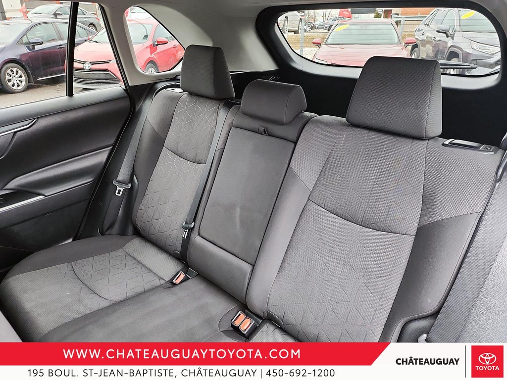 2020  RAV4 XLE in Châteauguay, Quebec - 6 - w1024h768px