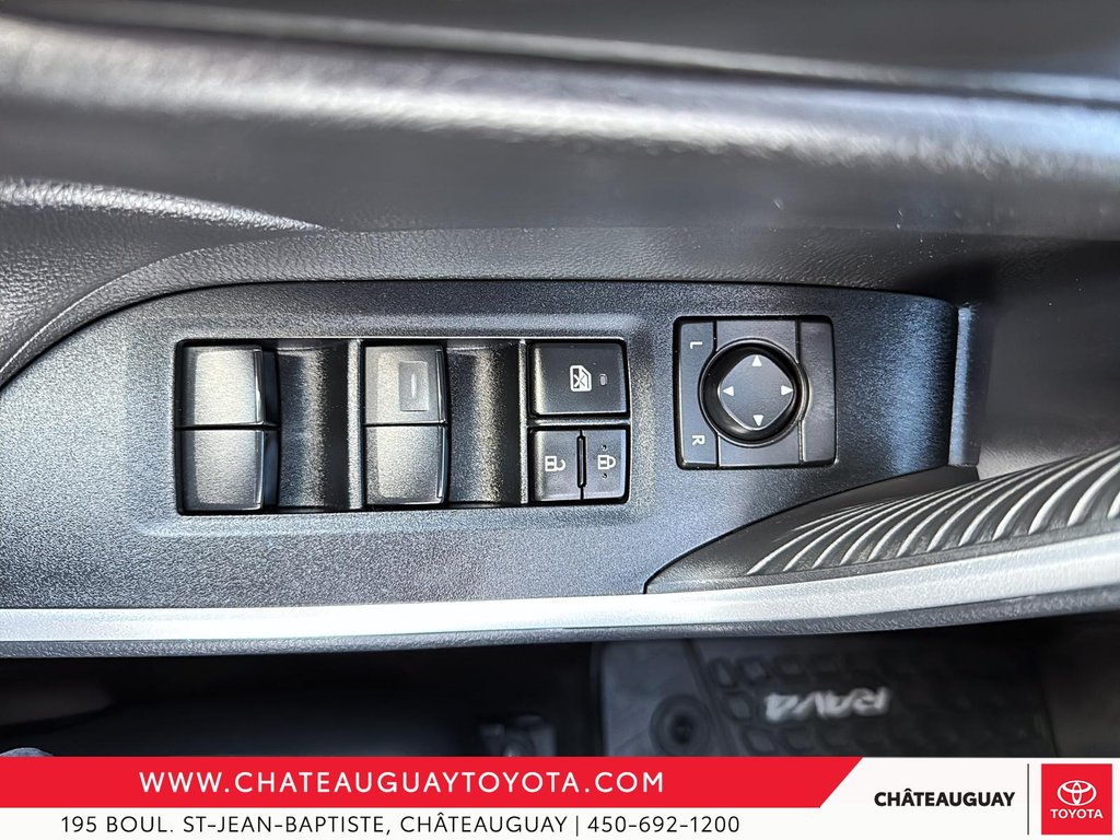 Toyota RAV4 LE AWD 2021 à Châteauguay, Québec - 11 - w1024h768px