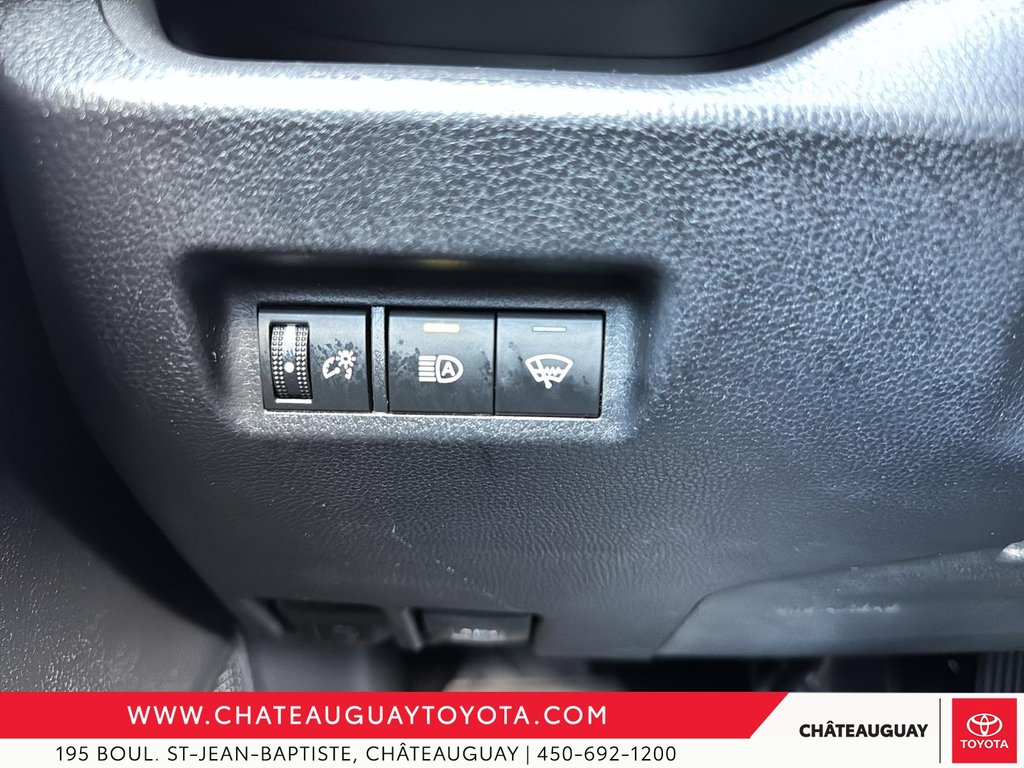 Toyota RAV4 LE AWD 2021 à Châteauguay, Québec - 12 - w1024h768px
