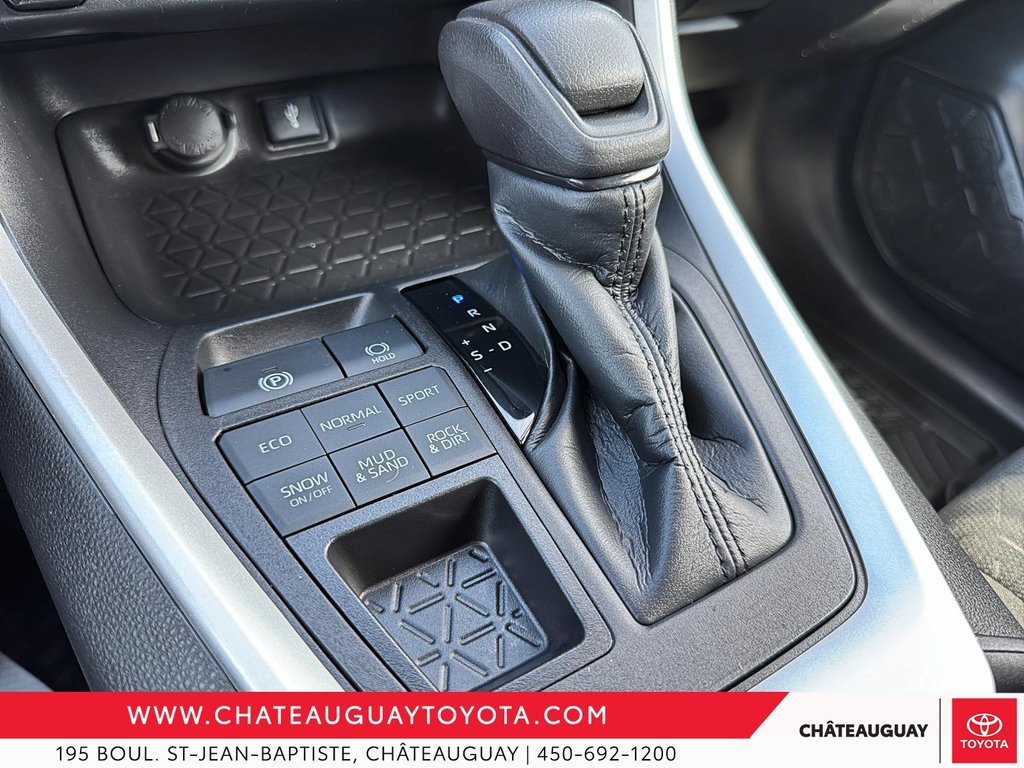 Toyota RAV4 LE AWD 2021 à Châteauguay, Québec - 16 - w1024h768px