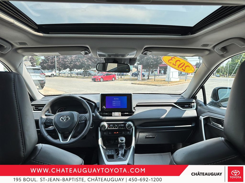 Toyota RAV4 XLE PREMIUM 2023 à Châteauguay, Québec - 9 - w1024h768px