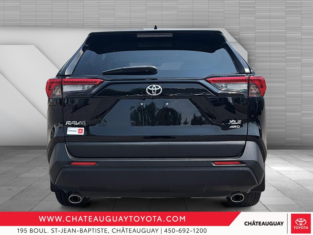 Toyota RAV4 XLE PREMIUM 2023 à Châteauguay, Québec - 3 - w1024h768px