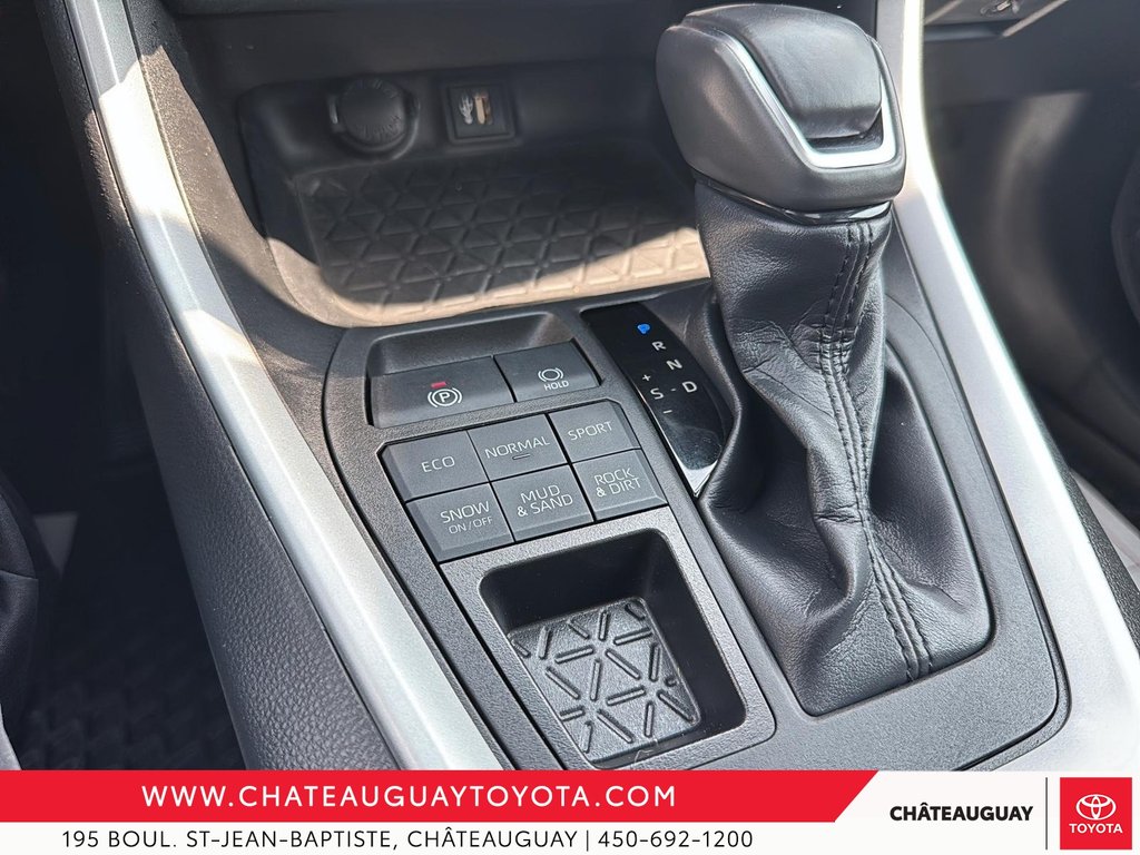 Toyota RAV4 XLE PREMIUM 2023 à Châteauguay, Québec - 17 - w1024h768px