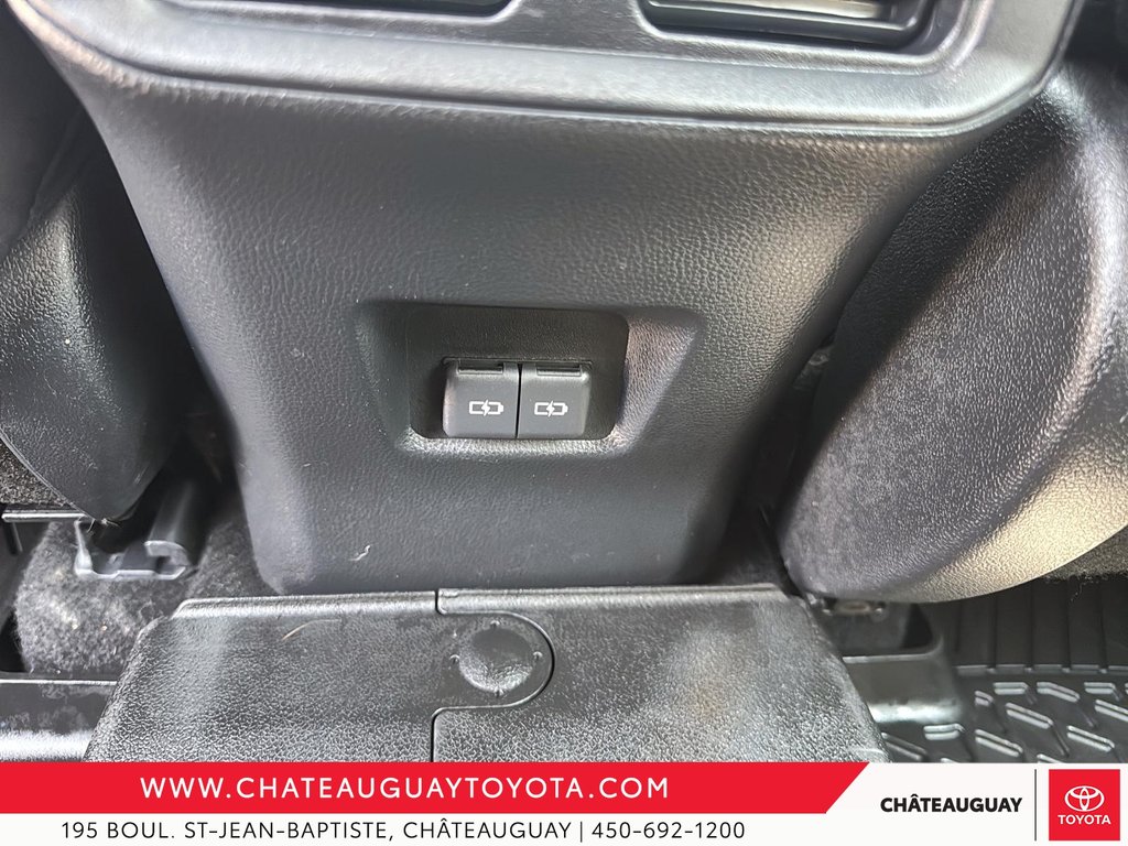 Toyota RAV4 XLE PREMIUM 2023 à Châteauguay, Québec - 10 - w1024h768px