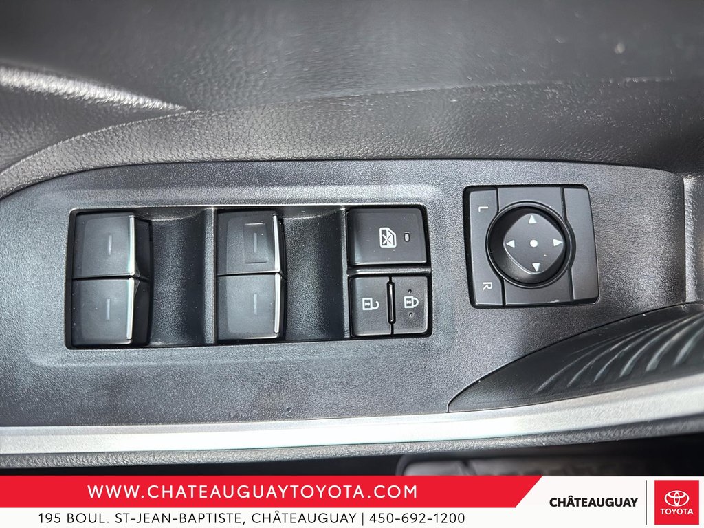 Toyota RAV4 XLE PREMIUM 2023 à Châteauguay, Québec - 12 - w1024h768px