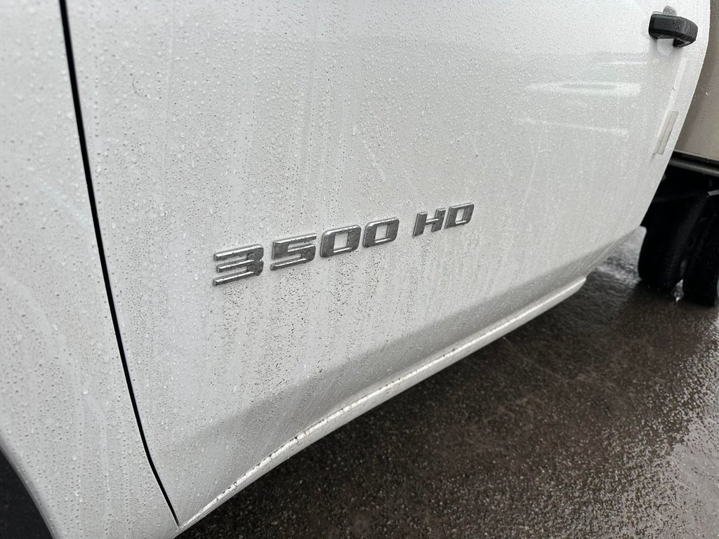 Chevrolet SILVERADO 3500CC  2024 à Montréal, Québec - 6 - w1024h768px