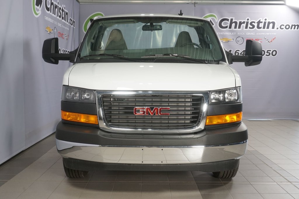 GMC Savana Cutaway 3500  2024 à Montréal, Québec - 2 - w1024h768px