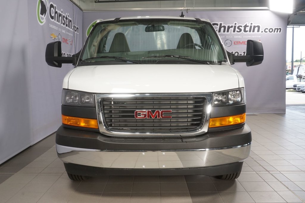 GMC Savana Cutaway 3500  2024 à Montréal, Québec - 2 - w1024h768px