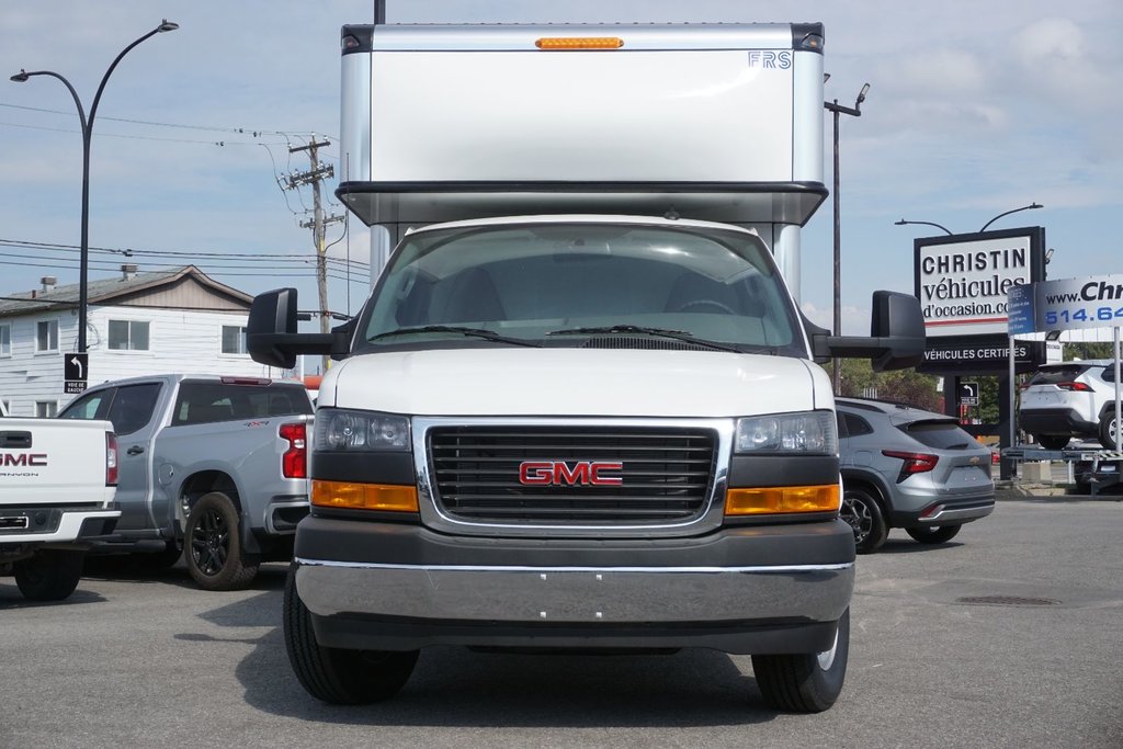 GMC Savana Cutaway 3500  2024 à Montréal, Québec - 2 - w1024h768px