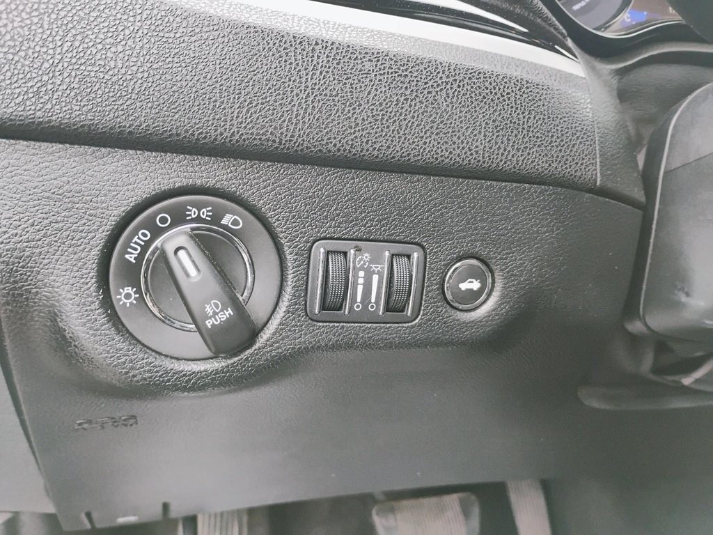 2018 Chrysler 300 in Antigonish, Nova Scotia - 28 - w1024h768px