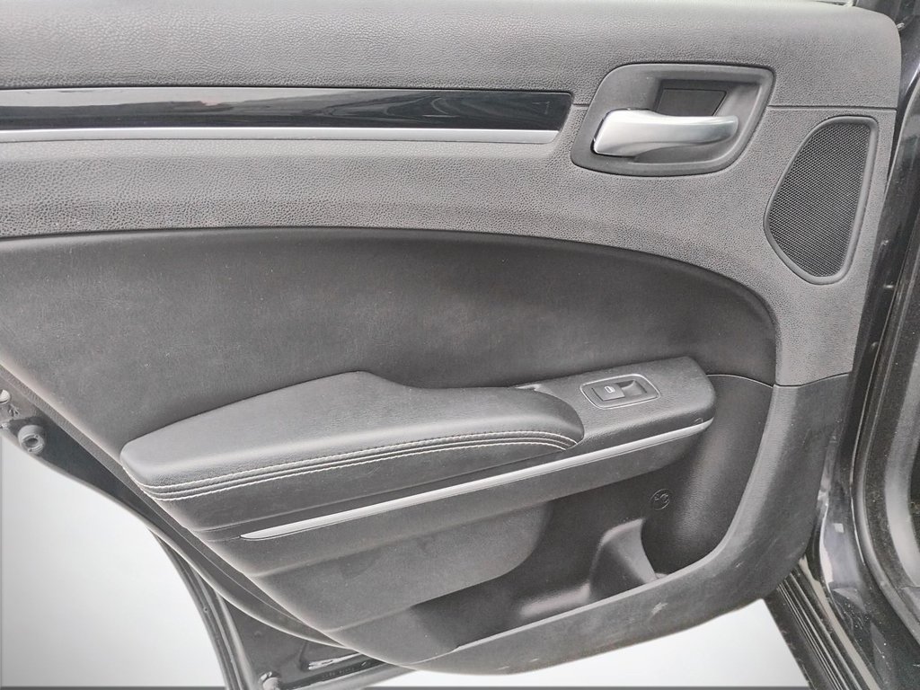 2018 Chrysler 300 in Antigonish, Nova Scotia - 46 - w1024h768px
