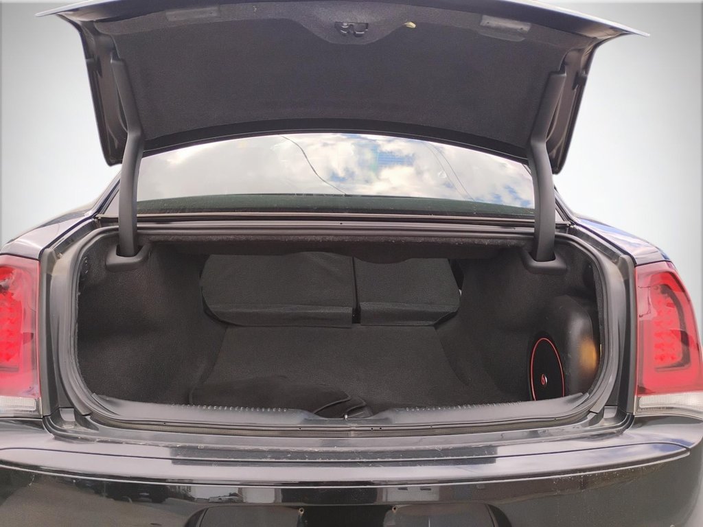 2018 Chrysler 300 in Antigonish, Nova Scotia - 55 - w1024h768px