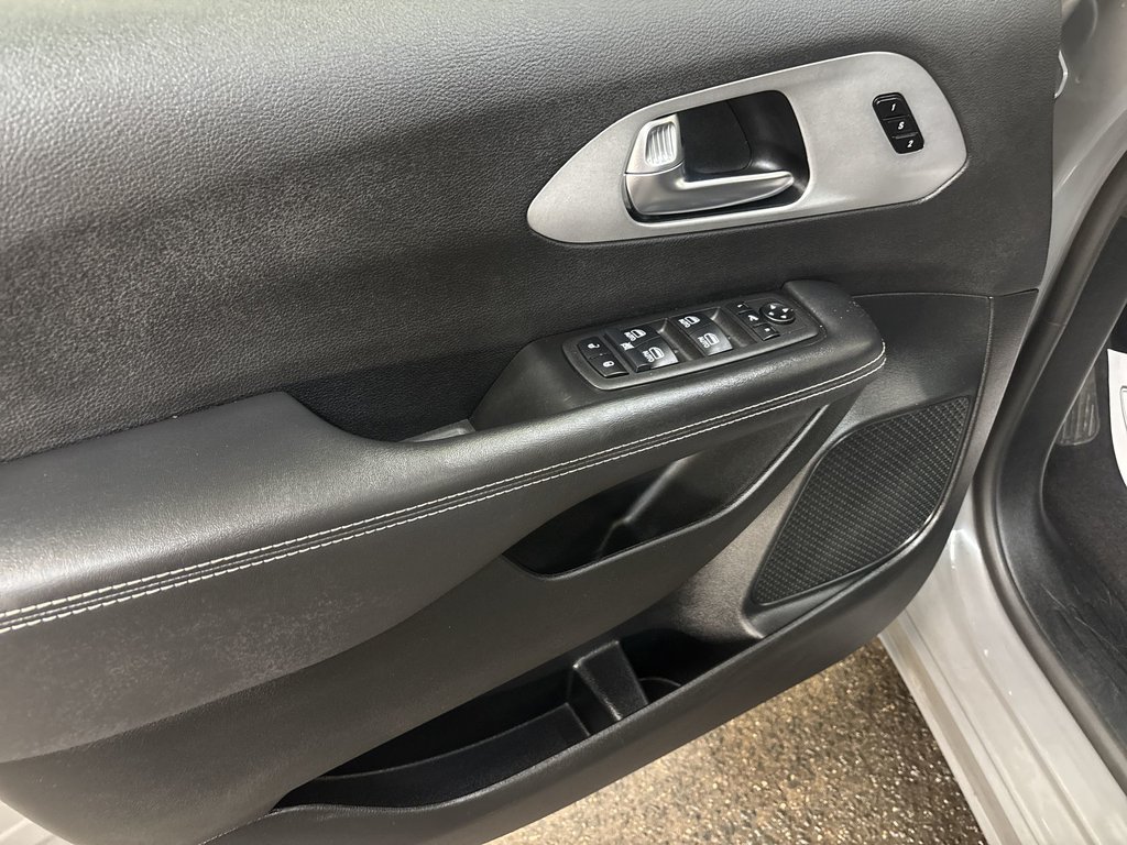 2025 Chrysler Pacifica Limited | Leather | Roof | Nav | Cam | USB in Saint John, New Brunswick - 15 - w1024h768px