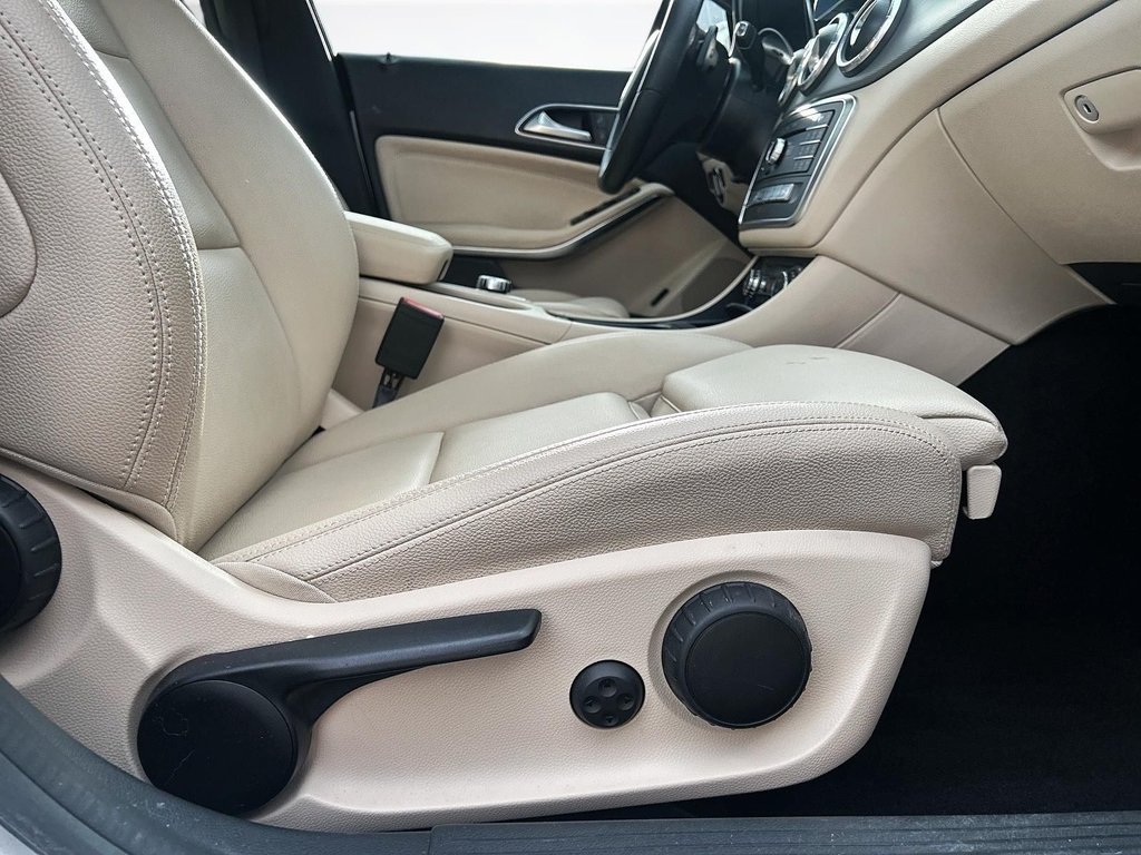 CLA 250 | Leather | SunRoof | Cam | USB | XM 2017 à Saint John, Nouveau-Brunswick - 18 - w1024h768px