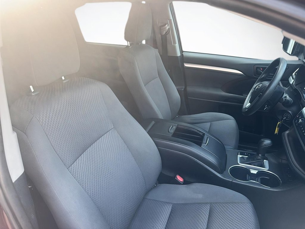 2019 Toyota Highlander LE | Cam | USB | HtdSeats | Bluetooth | Keyless in Saint John, New Brunswick - 13 - w1024h768px