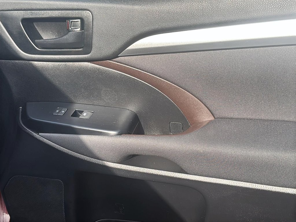 2019 Toyota Highlander LE | Cam | USB | HtdSeats | Bluetooth | Keyless in Saint John, New Brunswick - 15 - w1024h768px