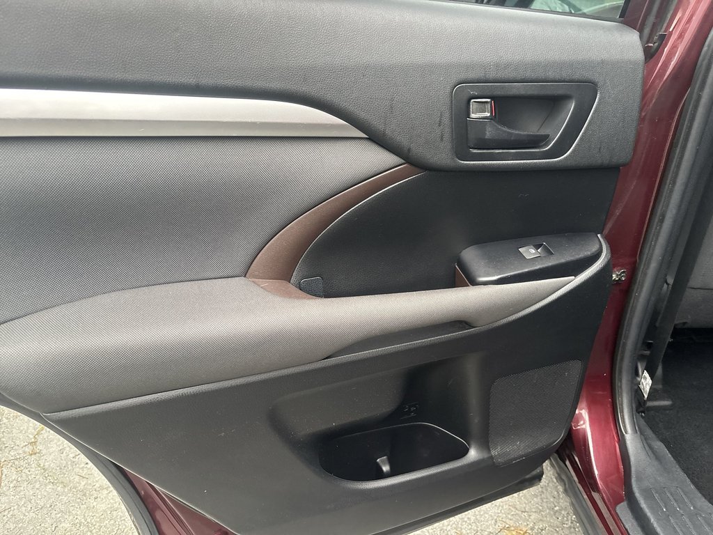 2019 Toyota Highlander LE | Cam | USB | HtdSeats | Bluetooth | Keyless in Saint John, New Brunswick - 35 - w1024h768px