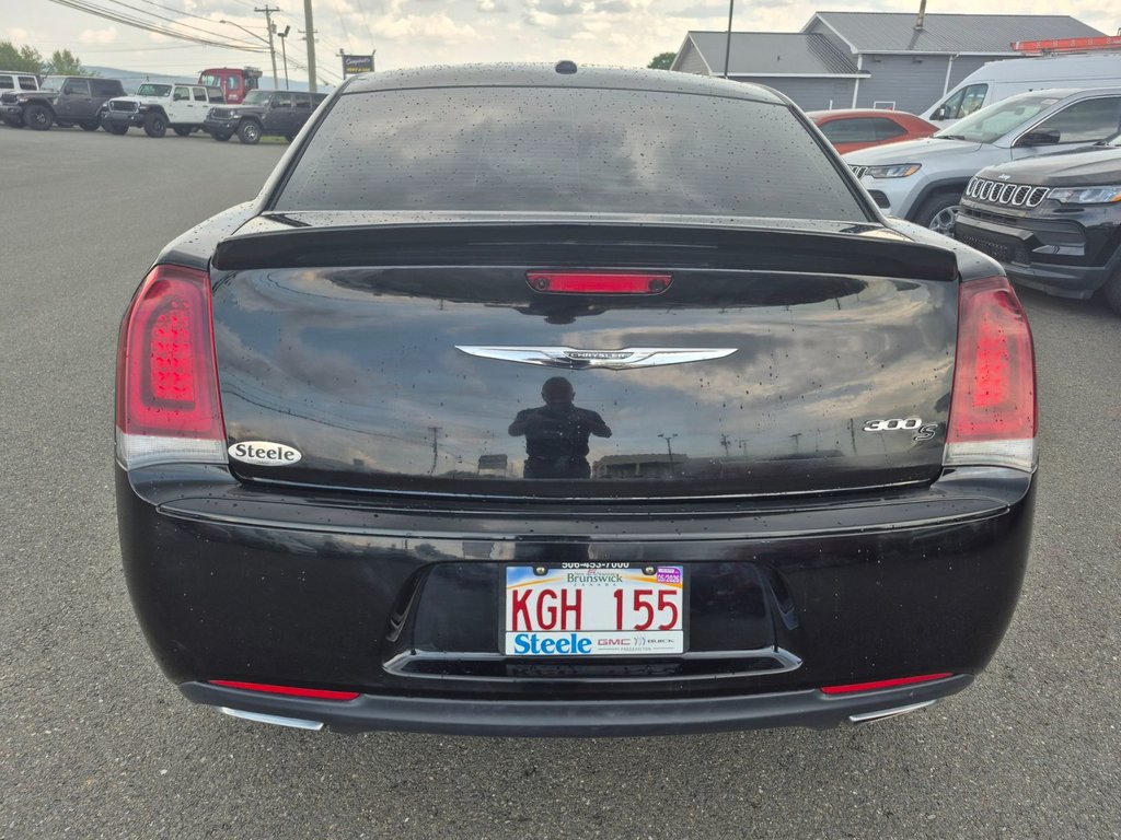 2017 Chrysler 300 S in Woodstock, New Brunswick - 6 - w1024h768px