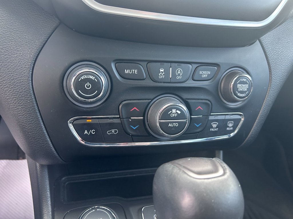 2021 Jeep Cherokee Altitude in Woodstock, New Brunswick - 9 - w1024h768px