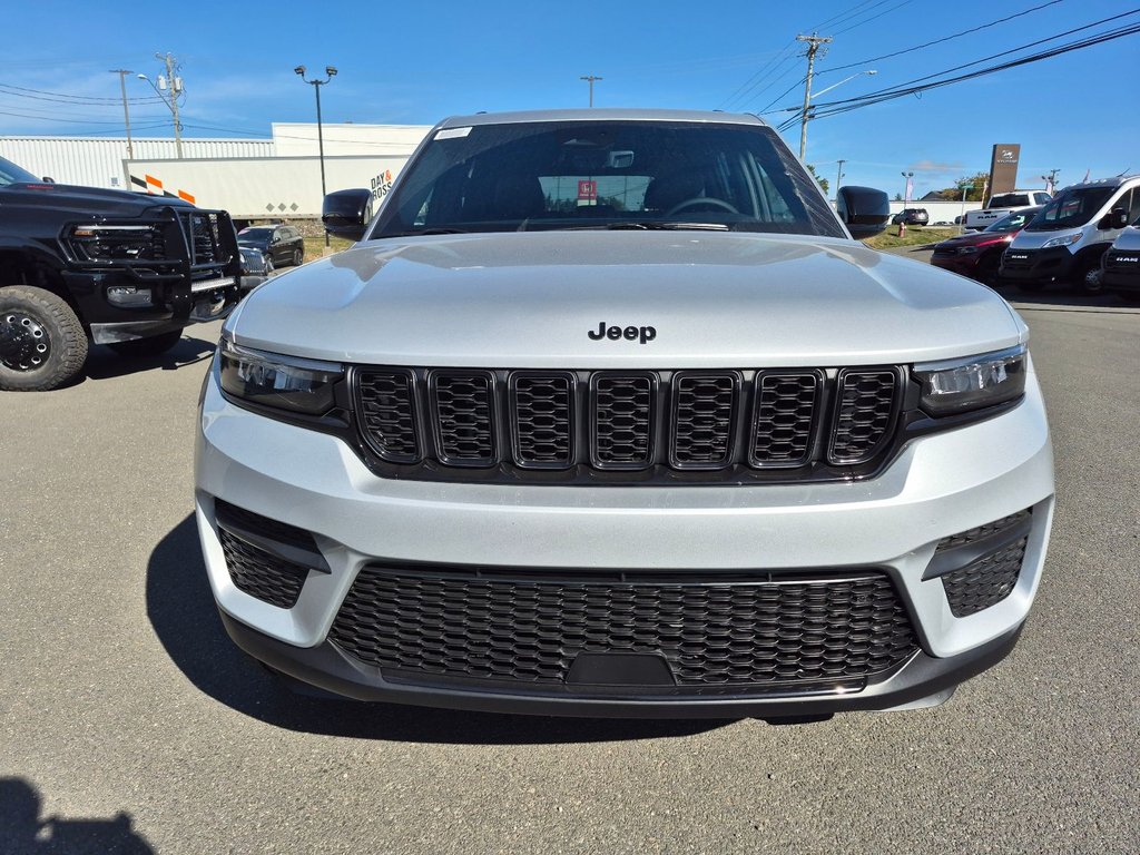 Jeep Grand Cherokee LAREDO ALTITUDE 2025 à Woodstock, Nouveau-Brunswick - 2 - w1024h768px