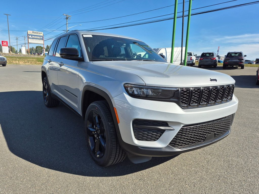 Jeep Grand Cherokee LAREDO ALTITUDE 2025 à Woodstock, Nouveau-Brunswick - 3 - w1024h768px