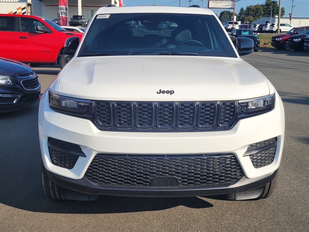 2025  Grand Cherokee ALTITUDE in Woodstock, New Brunswick - 2 - w1024h768px