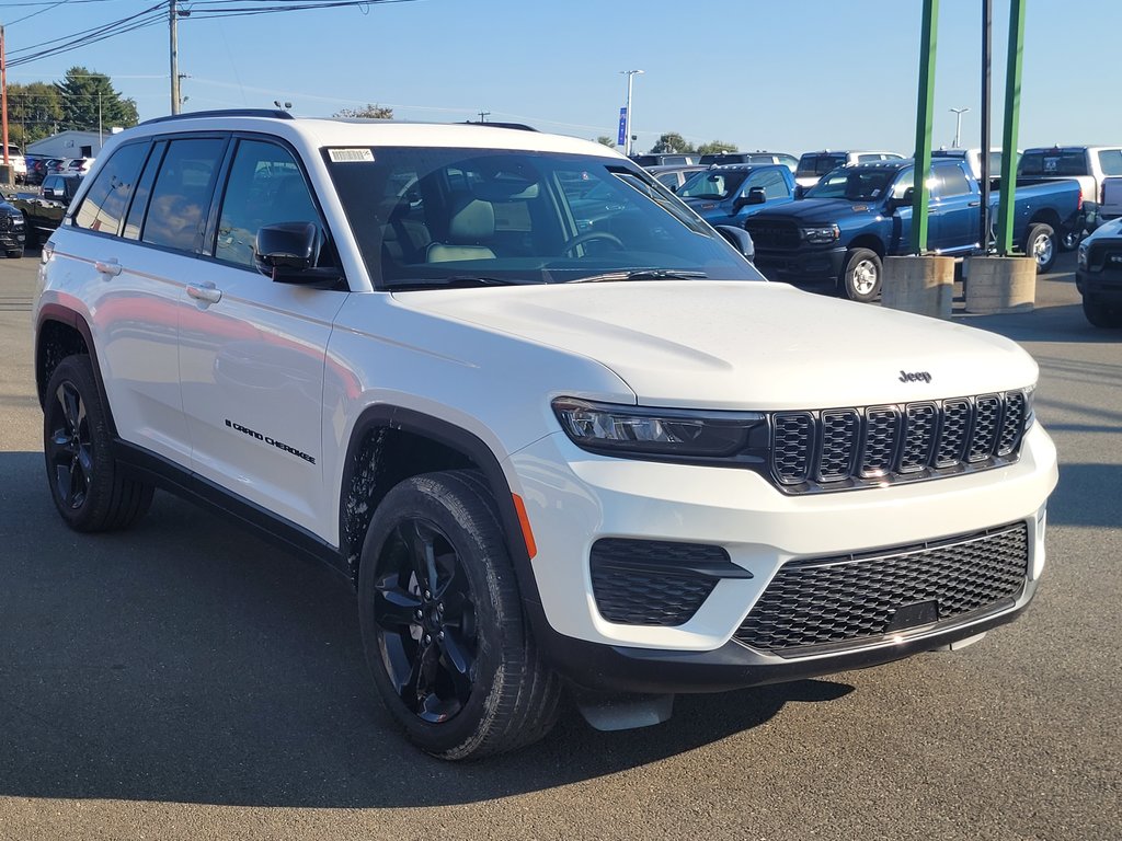 2025  Grand Cherokee ALTITUDE in Woodstock, New Brunswick - 3 - w1024h768px