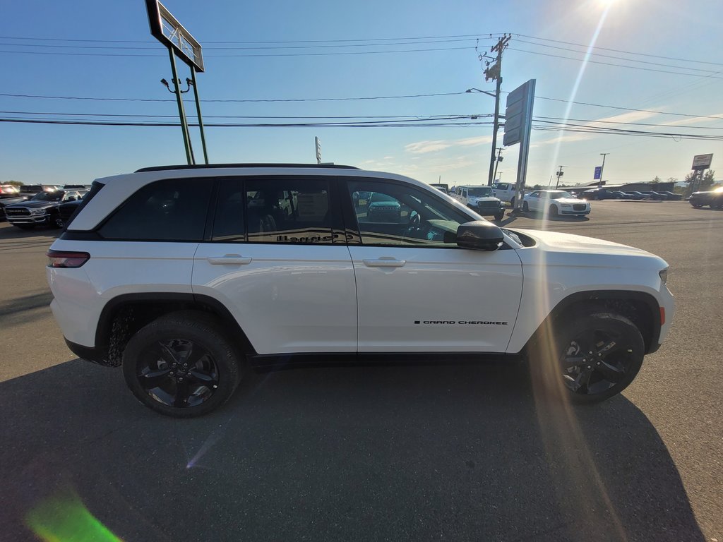 2025  Grand Cherokee ALTITUDE in Woodstock, New Brunswick - 4 - w1024h768px