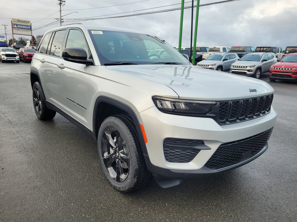 2025  Grand Cherokee ALTITUDE in Woodstock, New Brunswick - 4 - w1024h768px