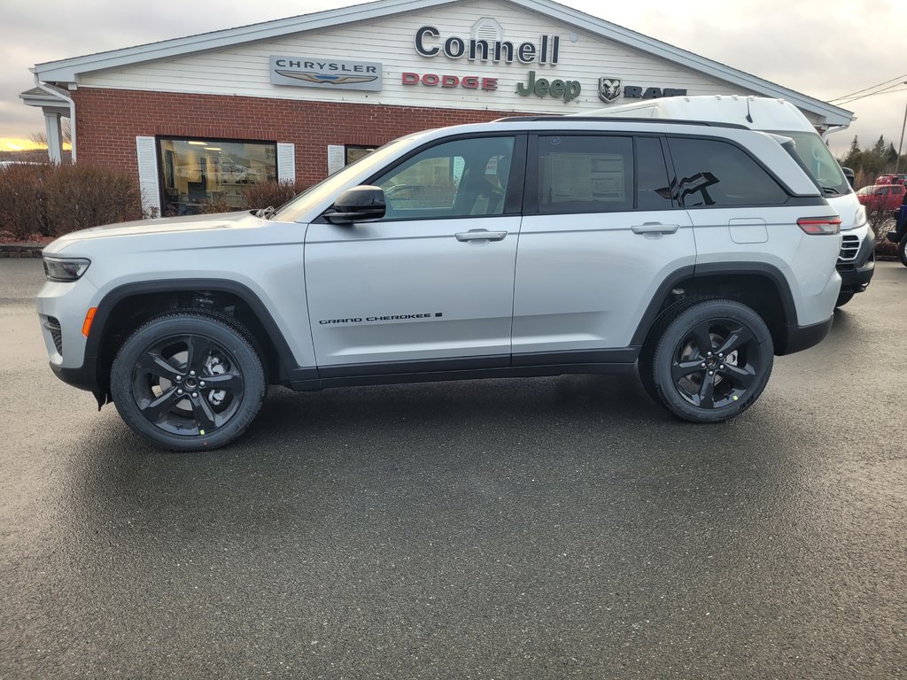 2025  Grand Cherokee ALTITUDE in Woodstock, New Brunswick - 7 - w1024h768px