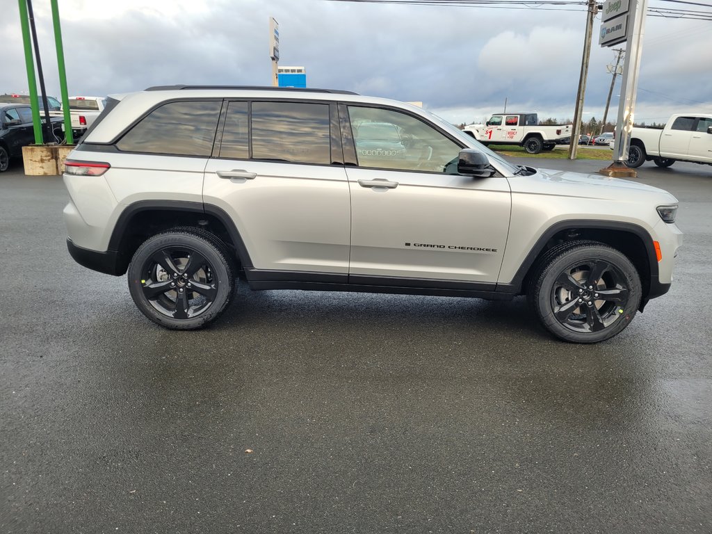 2025  Grand Cherokee ALTITUDE in Woodstock, New Brunswick - 3 - w1024h768px