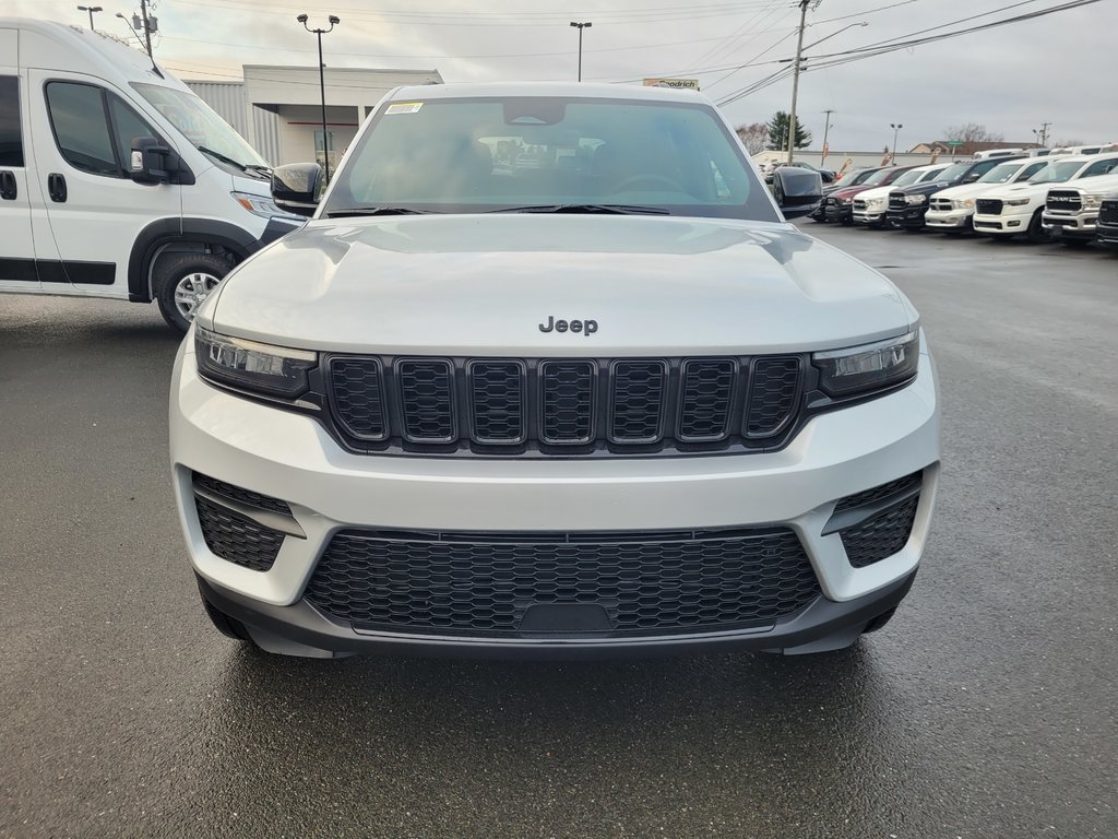 2025  Grand Cherokee ALTITUDE in Woodstock, New Brunswick - 2 - w1024h768px