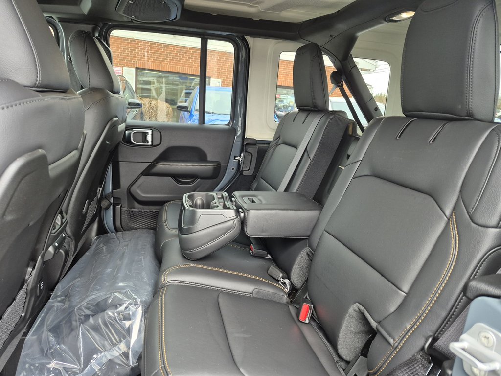 Jeep Wrangler 4-Door SAHARA 2026 à Woodstock, Nouveau-Brunswick - 11 - w1024h768px
