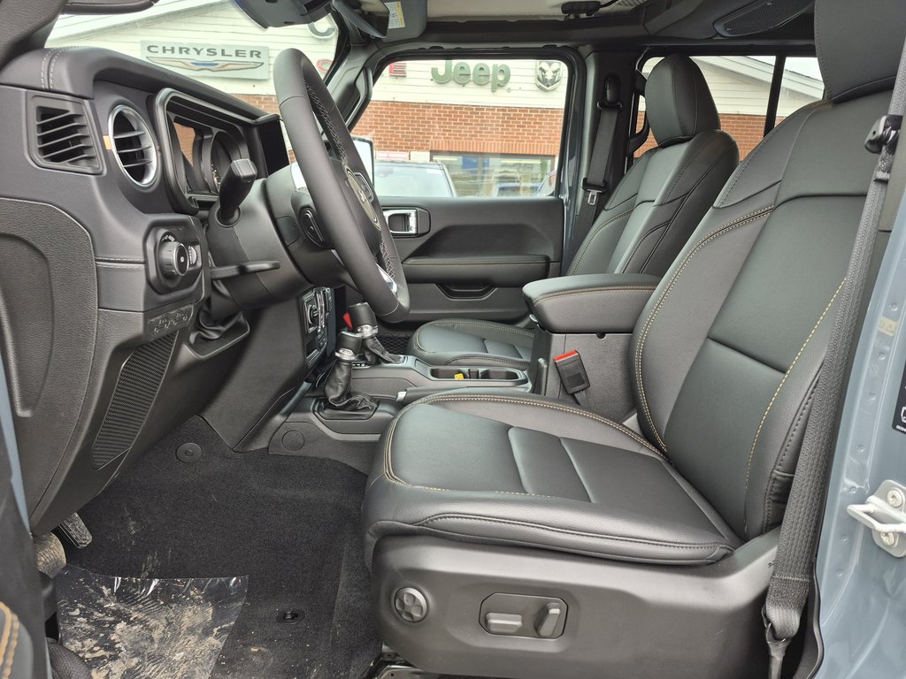 Jeep Wrangler 4-Door SAHARA 2026 à Woodstock, Nouveau-Brunswick - 9 - w1024h768px