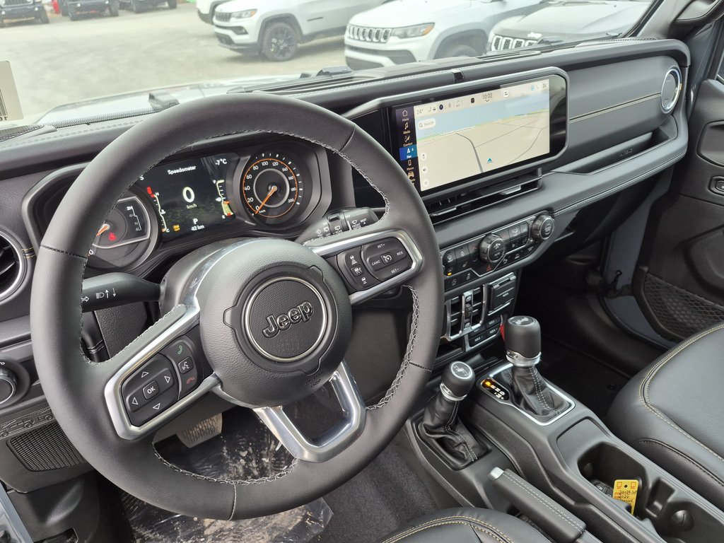 Jeep Wrangler 4-Door SAHARA 2026 à Woodstock, Nouveau-Brunswick - 10 - w1024h768px