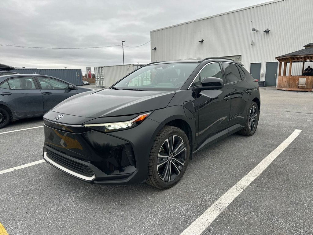 2023  BZ4X XLE TECH AWD Mags Toit Vitré Sièges Chauffants Cam in Cowansville, Quebec - 1 - w1024h768px