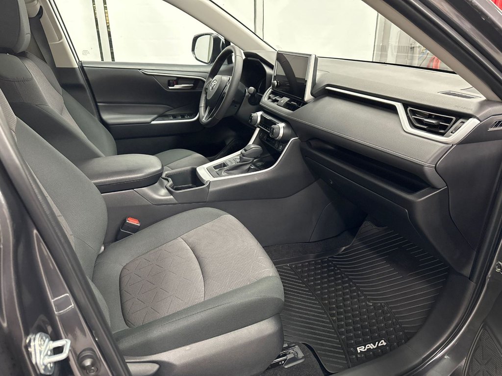 Toyota RAV4 XLE AWD 2024 à Cowansville, Québec - 4 - w1024h768px