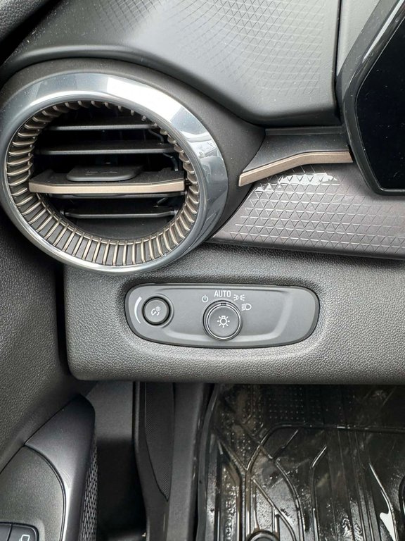 2025 Chevrolet Trax ACTIV, JAMAIS ACCIDENTÉ, 8 PNEUS, CUIR, MAGS in Mirabel, Quebec - 17 - w1024h768px