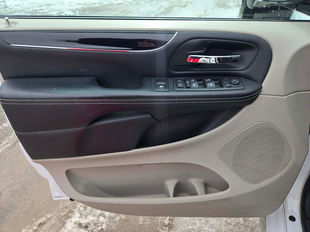 2016 Dodge Grand Caravan SXT Premium Plus, JAMAIS ACCIDENTÉ, DVD, CUIR in Mirabel, Quebec - 8 - w1024h768px